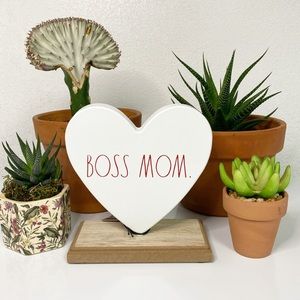 Rae Dunn BOSS MOM. Heart Plaque on Wooden Stand